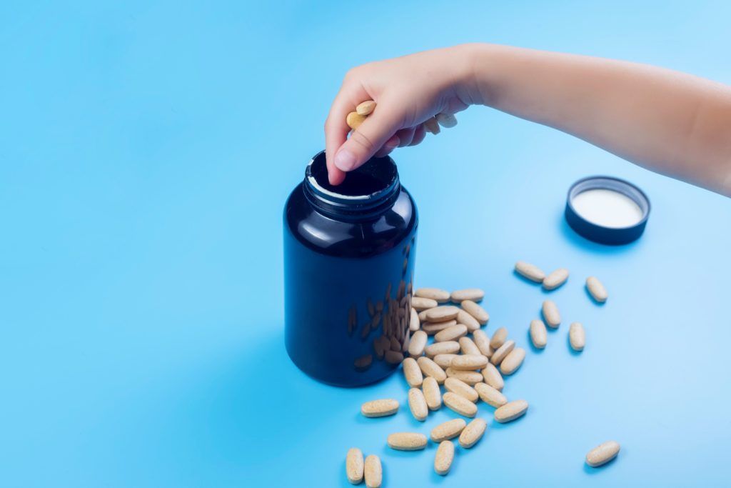 Polvo de proteína de suero en scoop junto a shaker deportivo, ideal para recuperación muscular y rendimiento físico.