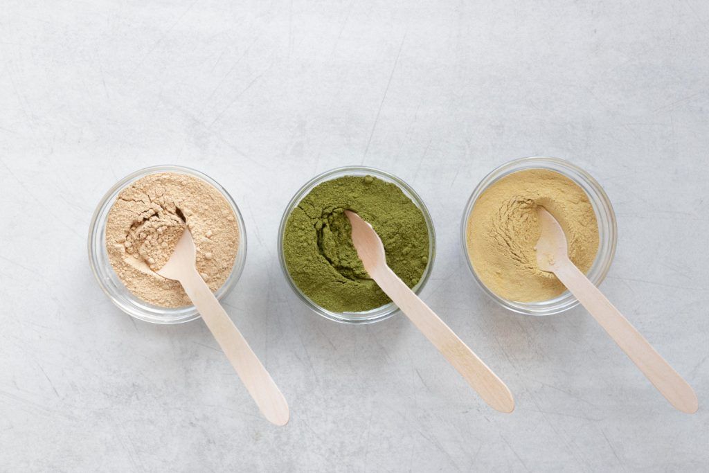 Proteína vegetal en polvo con ingredientes naturales, suplemento vegano rico en nutrientes y fibra digestiva.